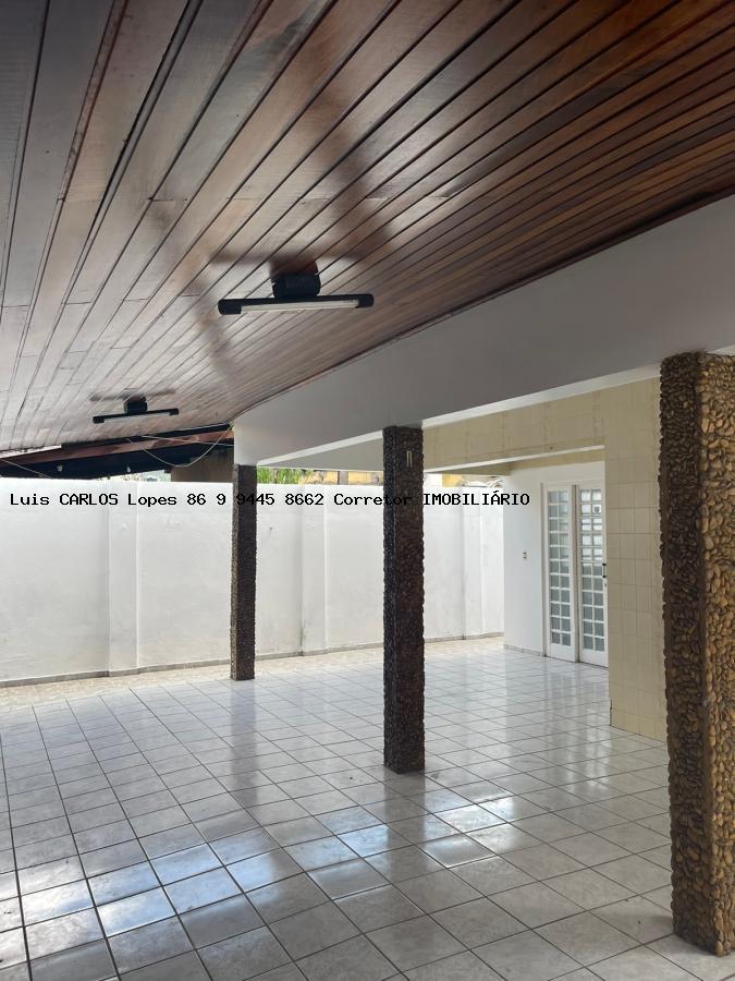 Casa à venda com 4 quartos, 300m² - Foto 2