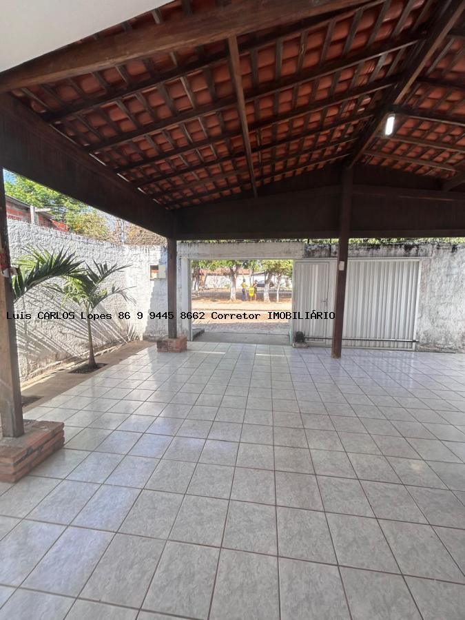 Casa à venda com 3 quartos, 200m² - Foto 1