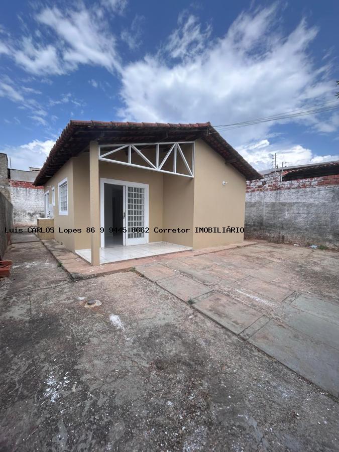 Casa à venda com 3 quartos, 200m² - Foto 1